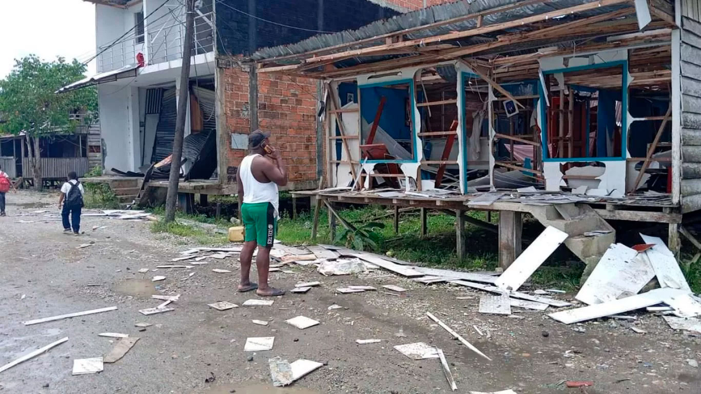 Atentado con cilindros bomba en Timbiquí afecta 100 viviendas y genera alarma