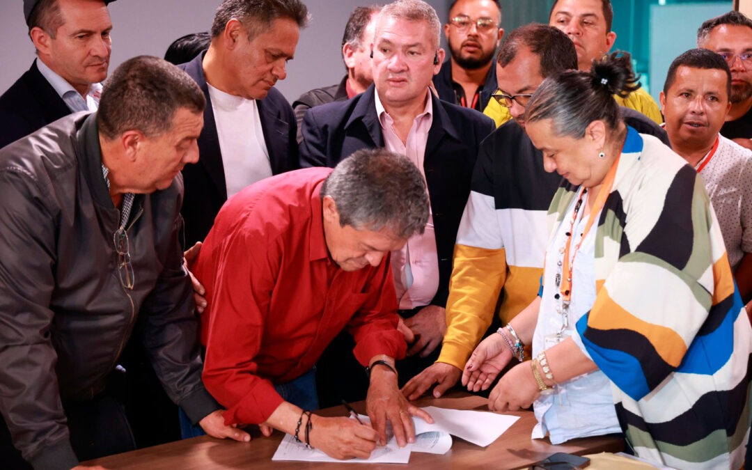 Gobierno y transportadores acuerdan levantar el paro nacional y reducir alza del acpm