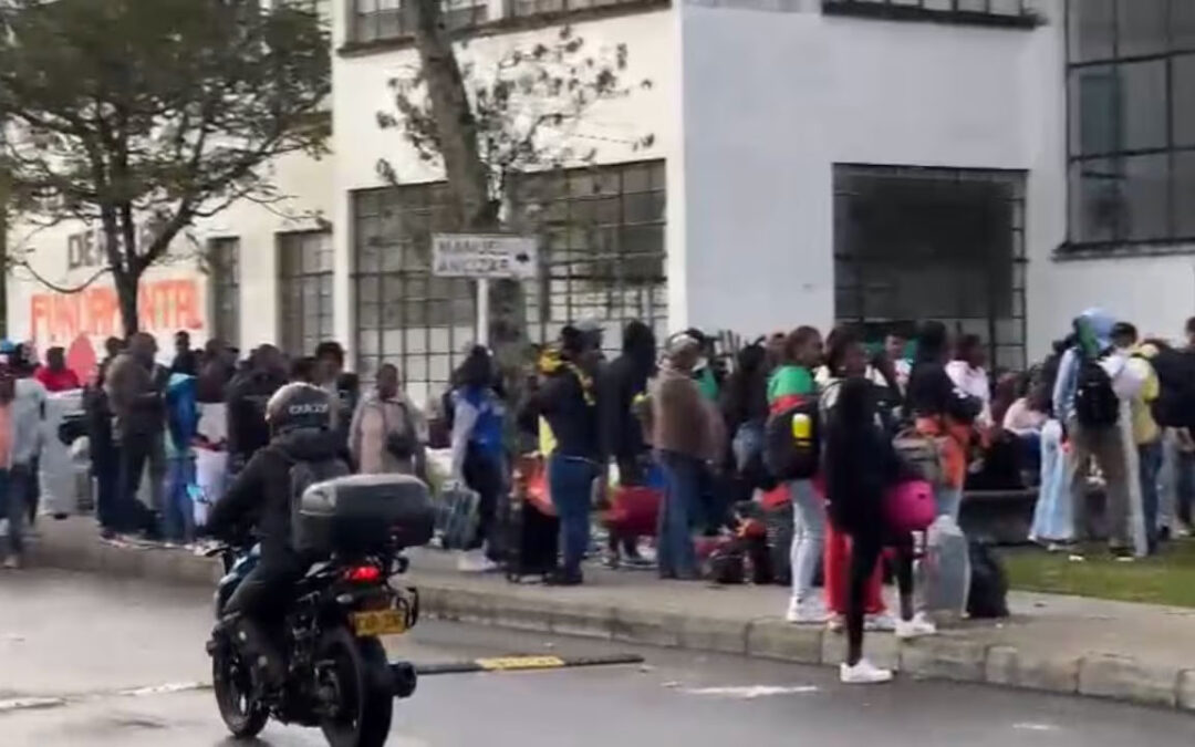Cientos de personas ocupan la Universidad Nacional en Bogotá y provocan desorden en el campus