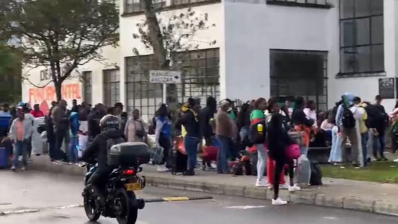 Cientos de personas ocupan la Universidad Nacional en Bogotá y provocan desorden en el campus