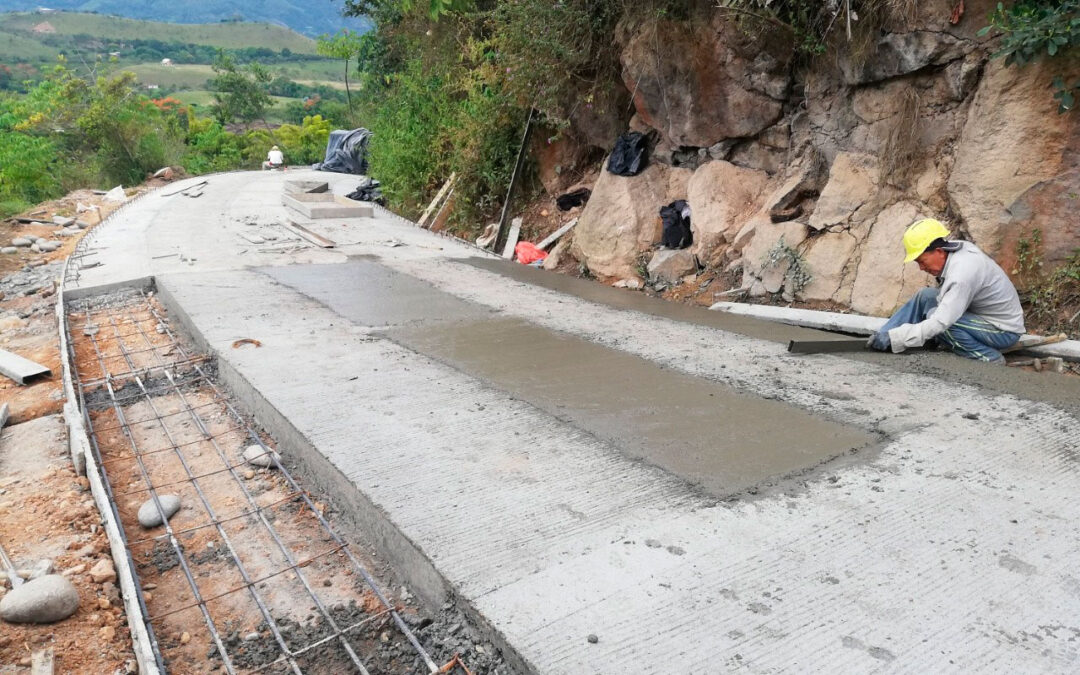 Corte Constitucional limita la contratación directa en vías rurales, pero «Caminos Comunitarios» sigue adelante