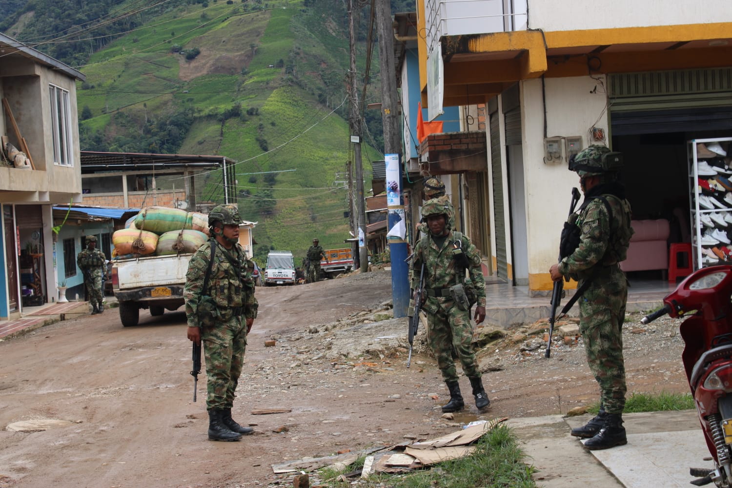 Retención de 60 militares en Cauca: Comunidad exige cese de operaciones militares