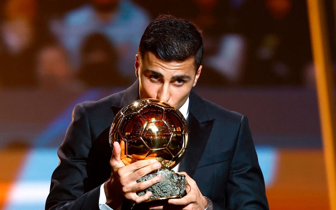 Rodrigo Hernández supera a Vinicius y gana el Balón de Oro 2024 en París