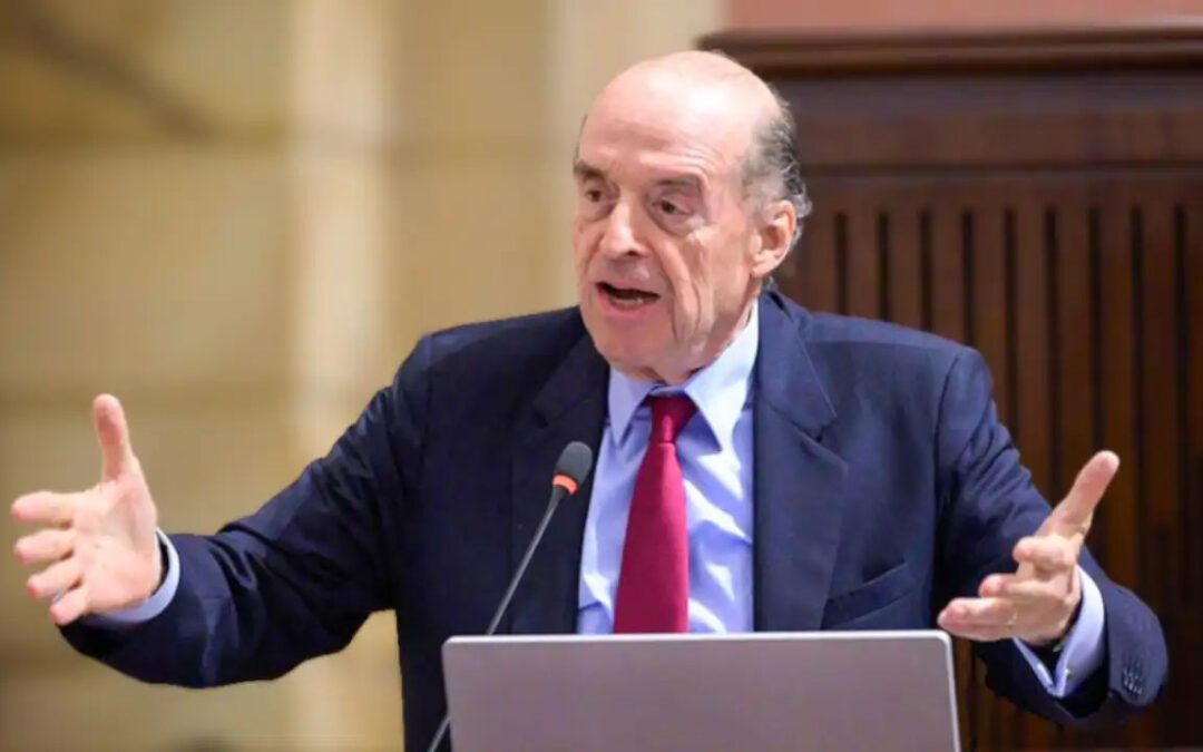 Procuraduría impone sanción de 10 años para Álvaro Leyva por contrato de pasaportes