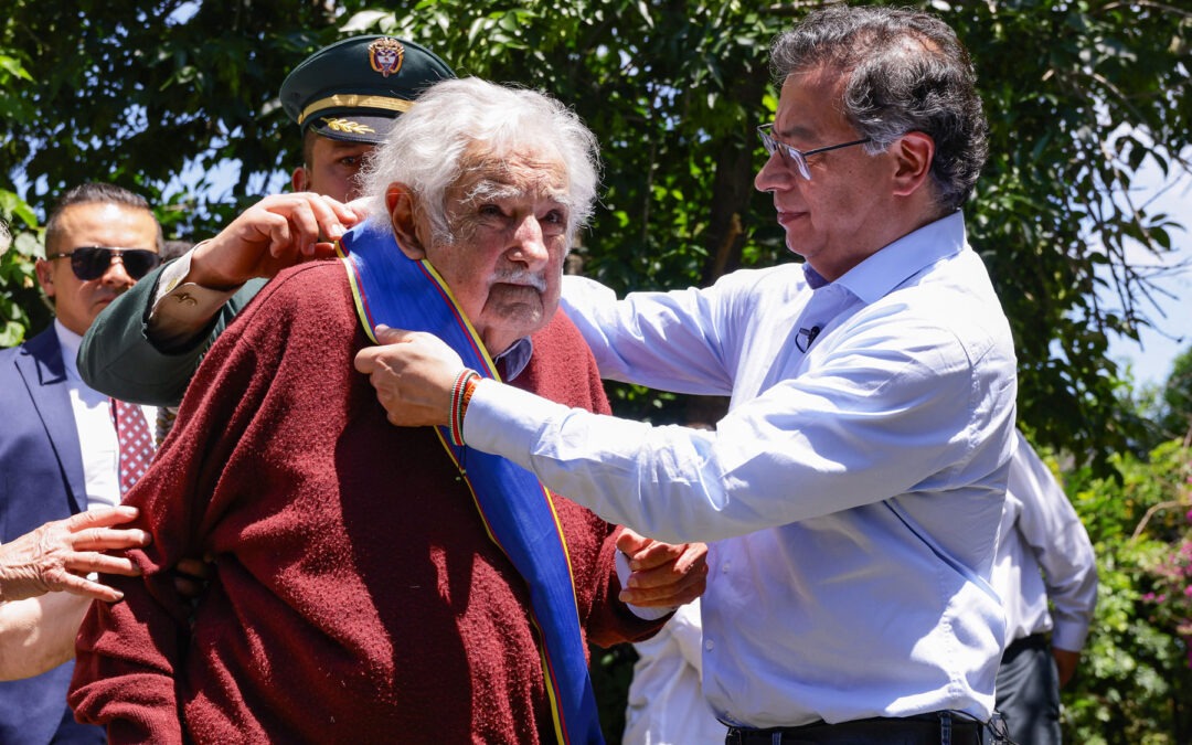 Gustavo Petro otorga a Pepe Mujica la Cruz de Boyacá por su lucha por la paz y la justicia social