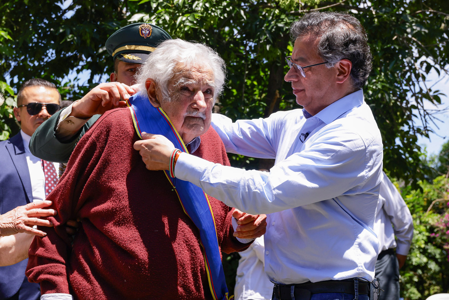 Gustavo Petro otorga a Pepe Mujica la Cruz de Boyacá por su lucha por la paz y la justicia social