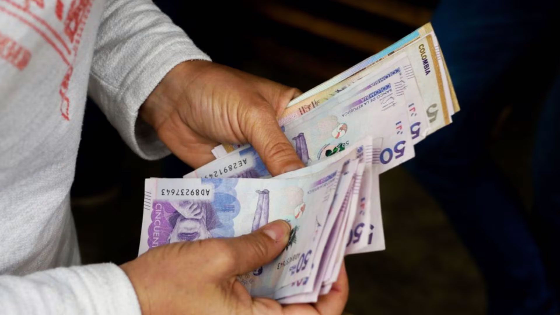 Salario mínimo en Colombia para 2025 subirá 9,5%, quedando en $ 1.423.500