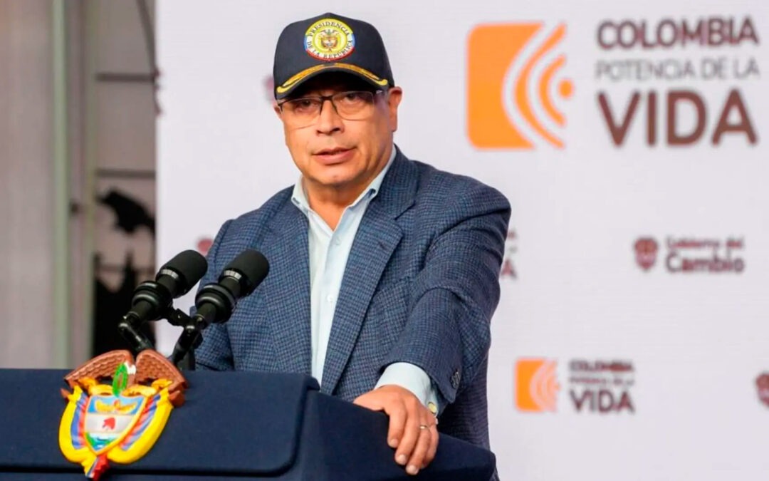 Petro pide a colombianos indocumentados en EE. UU. regresar al país y promete apoyo económico