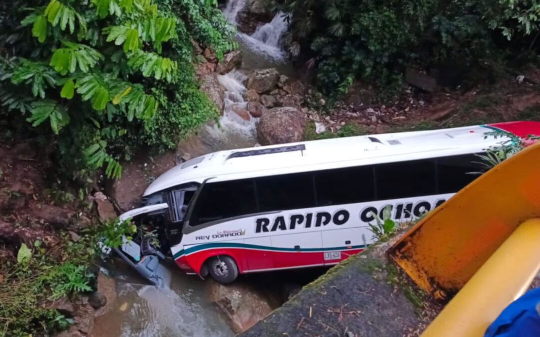 Tres accidentes con buses en Colombia dejan decenas de víctimas y heridos en menos de una semana