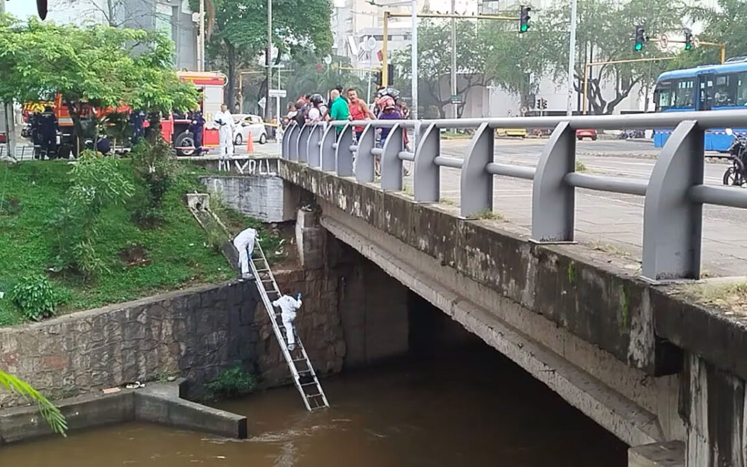 Hallan cadáver colgando de un puente vehicular en el norte de Cali