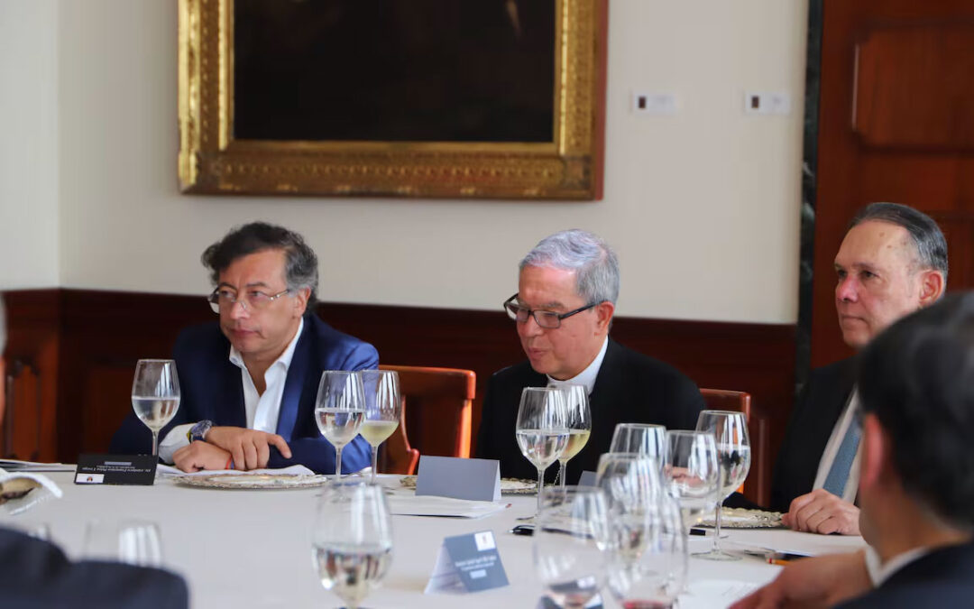 Líderes del Estado y la Iglesia firman compromiso para frenar la confrontación política en el país