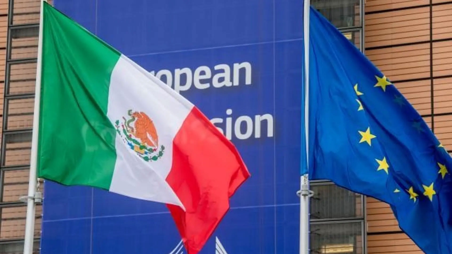 Trump impone aranceles del 30 % a México y la Unión Europea desde agosto