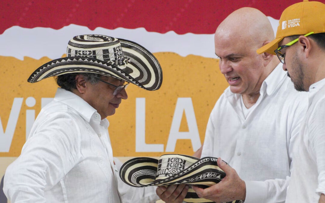 Gustavo Petro vuelve a nombrar a 16 exjefes paramilitares como Gestores de Paz hasta 2026