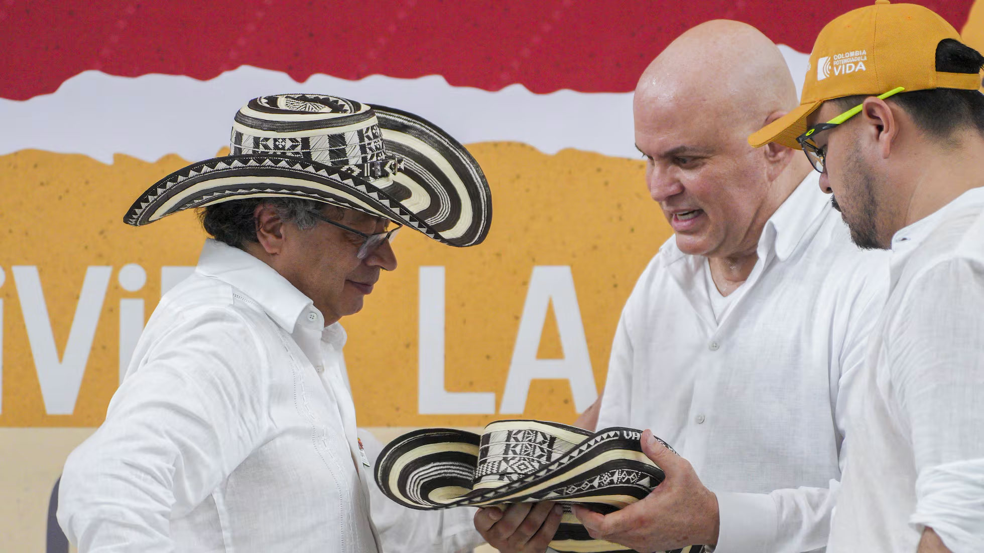 Gustavo Petro vuelve a nombrar a 16 exjefes paramilitares como Gestores de Paz hasta 2026