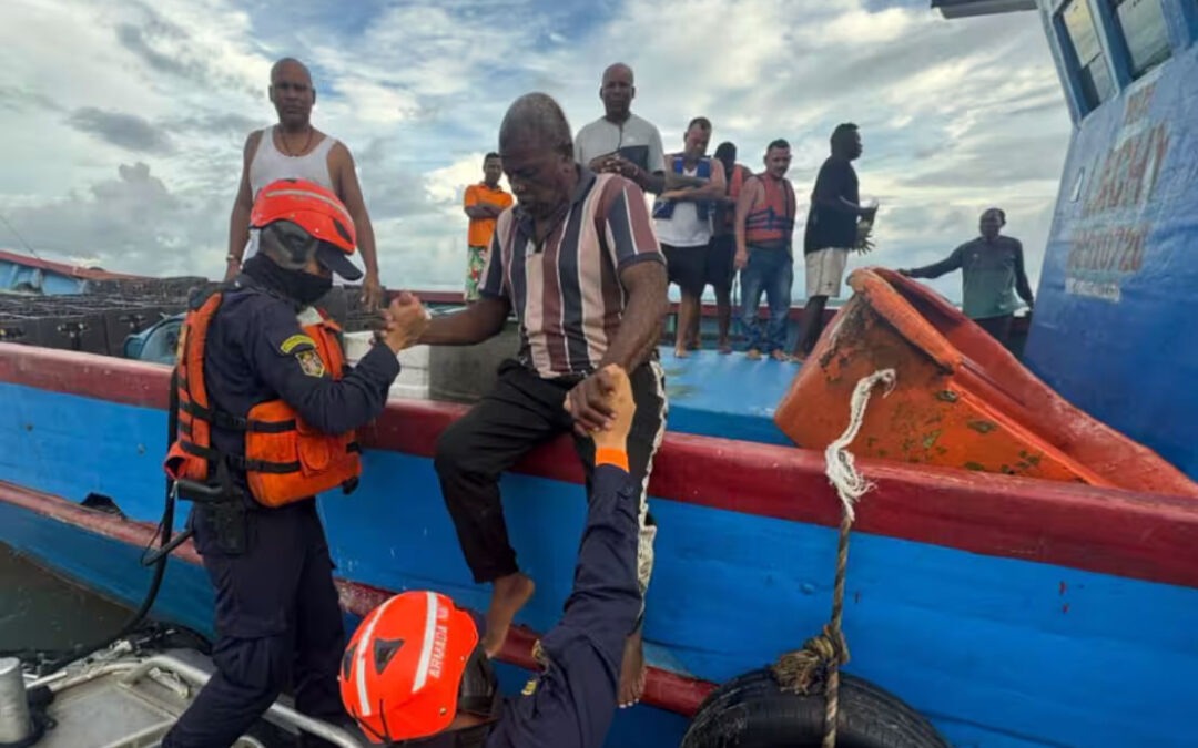 Armada Nacional rescata 36 personas y sigue en busca de desaparecidos tras naufragio en Nariño