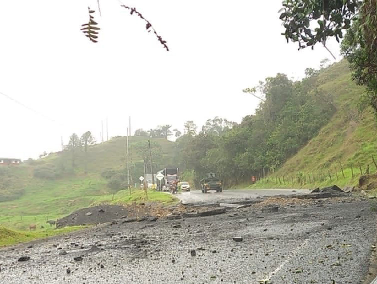 Ataque con explosivos en Yarumal, Antioquia, inhabilita la vía Medellín–Costa Atlántica Ataque con explosivos en Yarumal, Antioquia, inhabilita la vía Medellín–Costa Atlántica