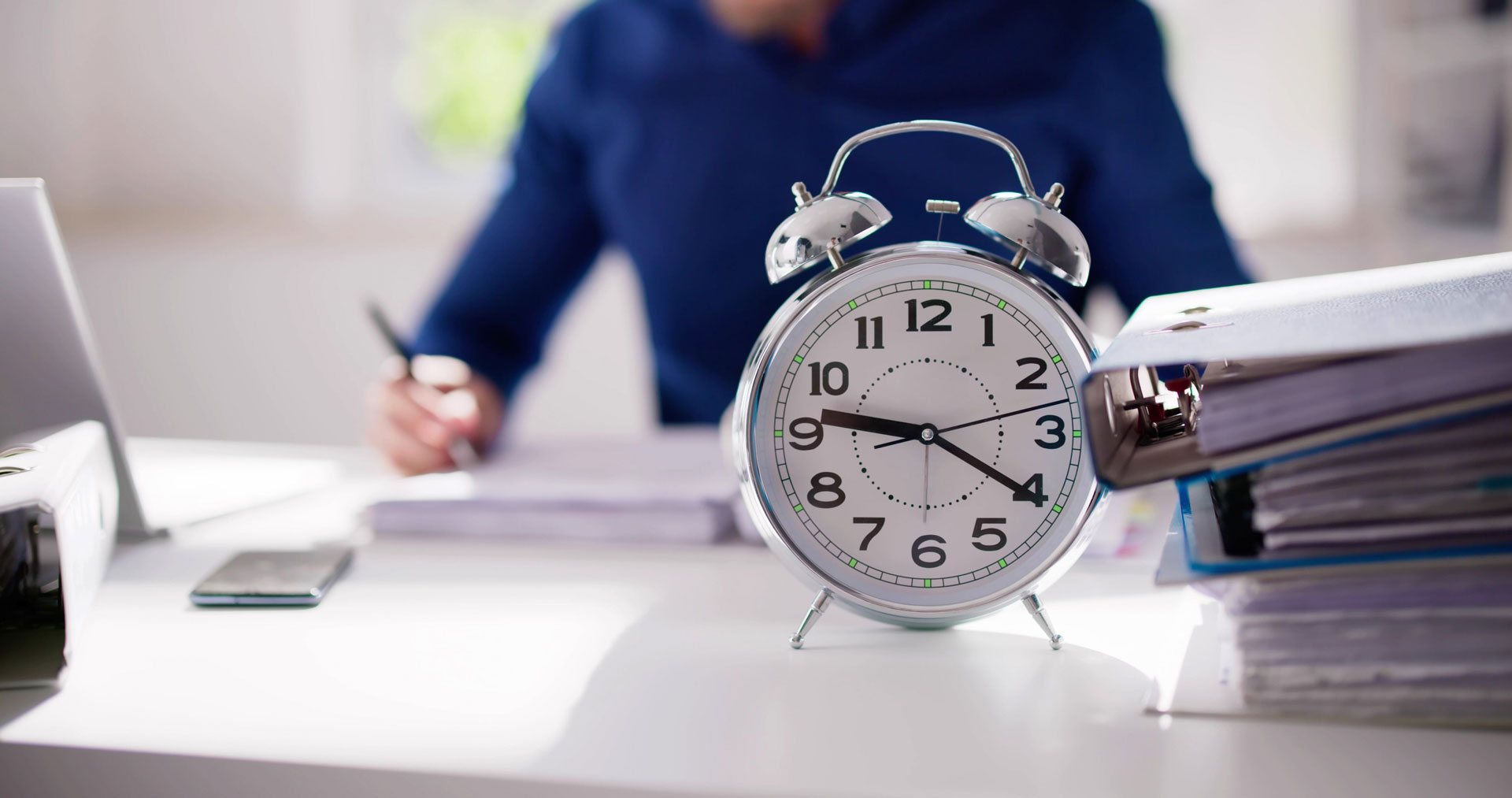 Nueva jornada laboral en Colombia: 42 horas semanales y recargo dominical al 90 % desde julio Nueva jornada laboral en Colombia: 42 horas semanales y recargo dominical al 90 % desde julio